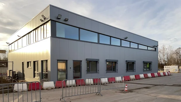 Moderne Werkstatthalle mit Verwaltung in Bad Salzuflen Neubau einer Werkstatthalle mit Verwaltungsgebäude in Bad Salzuflen, moderne Industriearchitektur mit Fassadenverkleidung und Fensterband.