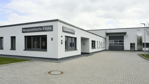 Hostienbäckerei mit Produktionshalle in Bielefeld Moderne Hostienbäckerei mit Produktionshalle und Bürogebäude in Bielefeld, gepflasterte Hoffläche und Hallenzufahrt