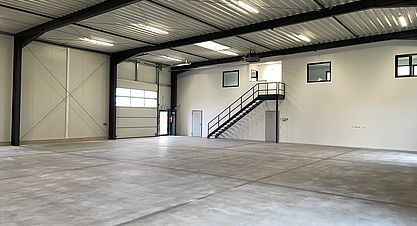 Neubau einer Lagerhalle in Steinheim - Innenansicht mit Sektionaltor